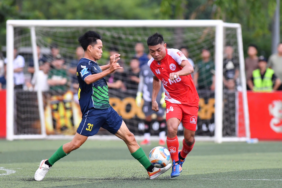 Thiên Khôi FC (đỏ) giành chiến thắng cách biệt nhất vòng tứ kết (ảnh: Vietfootball)