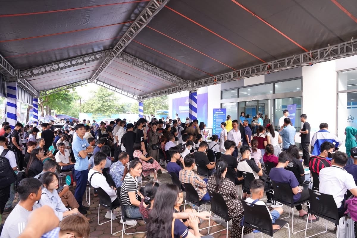Nhiều phụ huynh ở tỉnh xa cùng con về Hà Nội nhập học Ảnh: Thu Lương