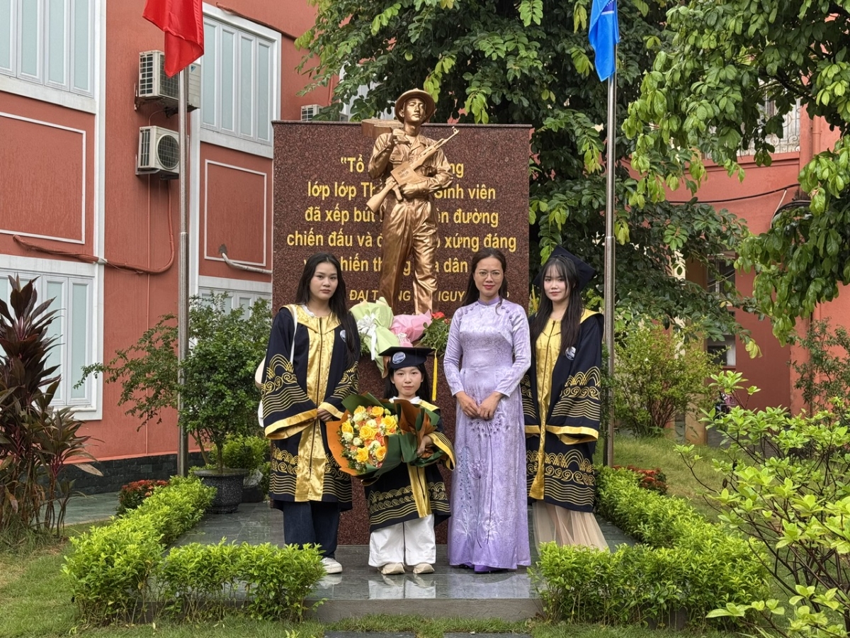 Nguyễn Thị Phương (thứ hai từ trái sang) cùng cô Đặng Hương Giang - Trưởng phòng công tác sinh viên và các bạn dâng hoa tại Tượng đài Liệt sỹ của Trường ĐH Thủy Lợi.
Ảnh: Thu Lương