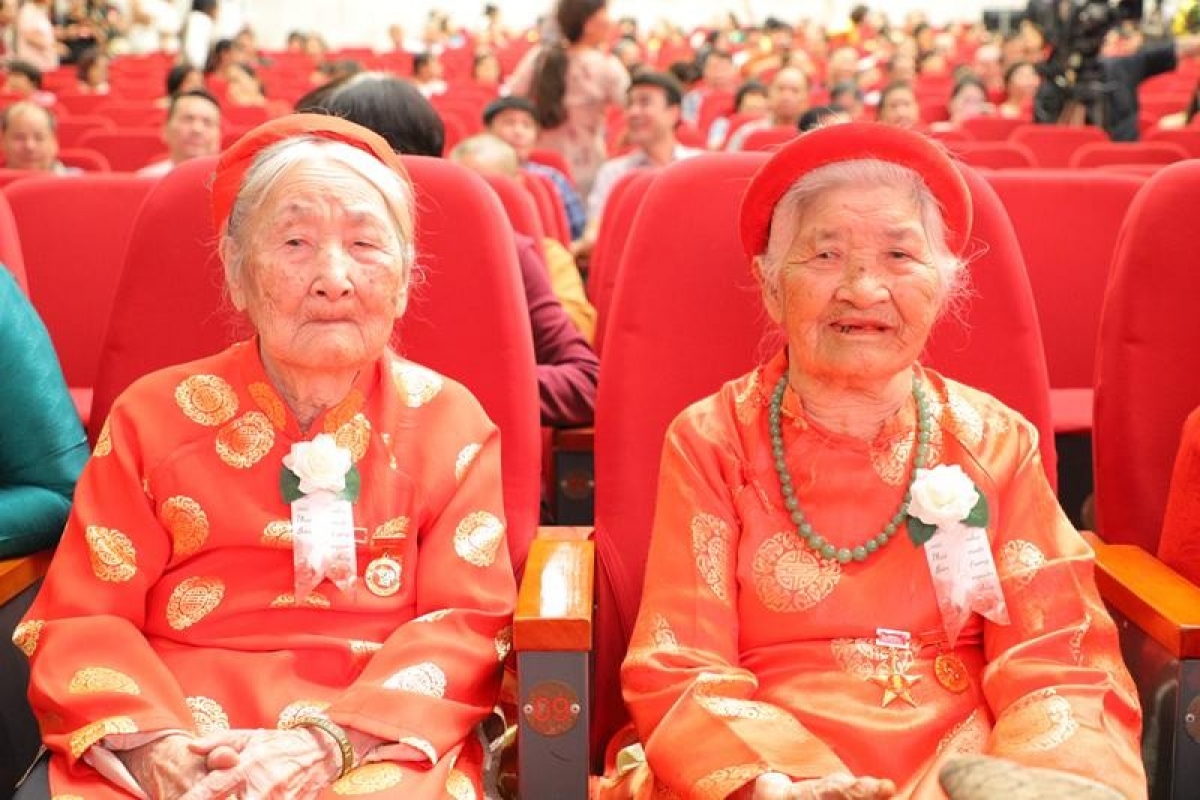 Mẹ Việt Nam anh hùng Nguyễn Thị Điểm, 101 tuổi, xã Chương Dương, TP.Hà Nội và
Mẹ Phạm Thị Văn, 104 tuổi, Thôn Bỉ, Xã Ngọc Thiện, Tỉnh Bắc Ninh (Ảnh: CTV)