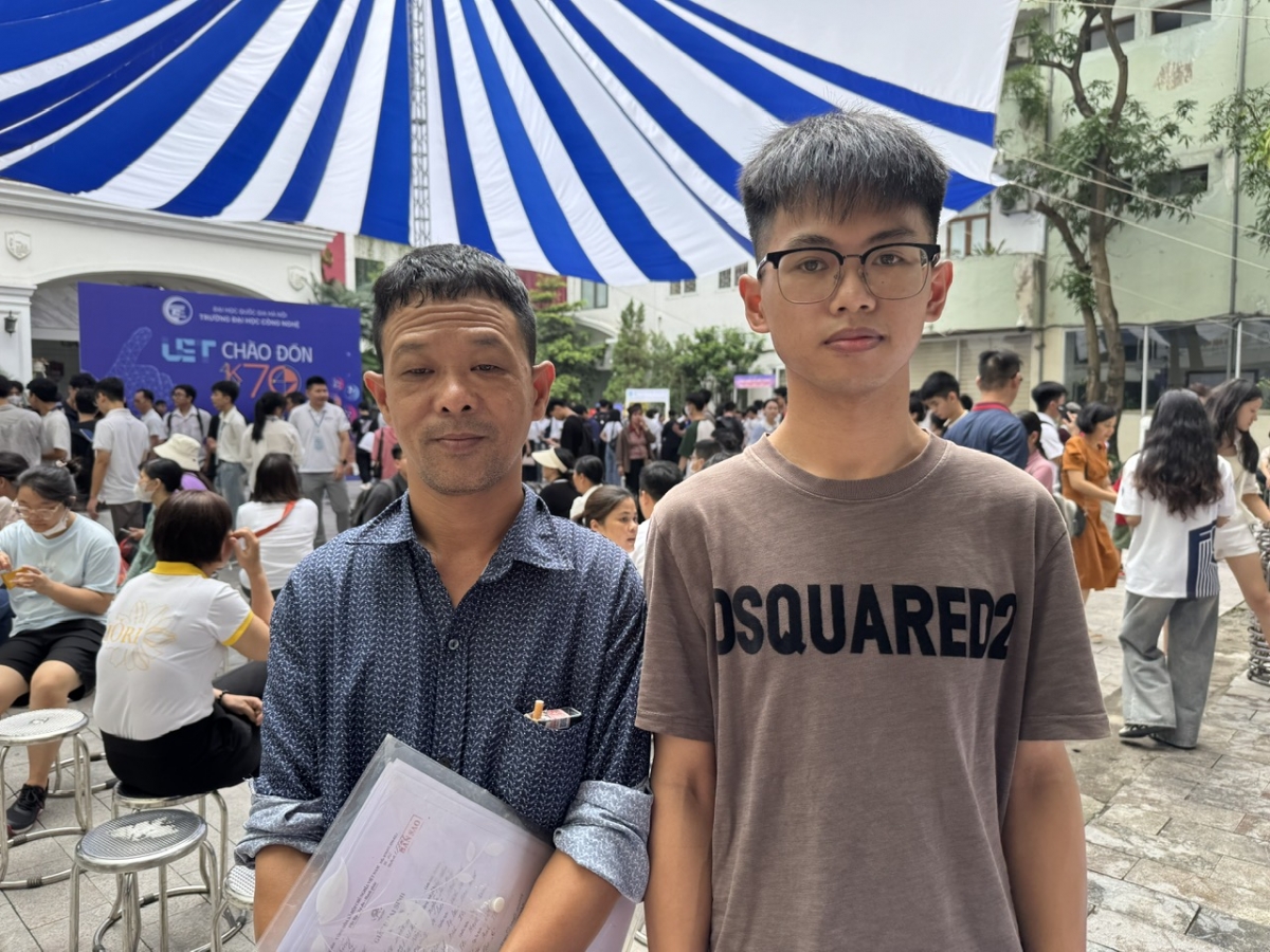 2 bố con tân sinh viên Lưu Xuân Thành trong ngày nhập học Ảnh: Thu Lương