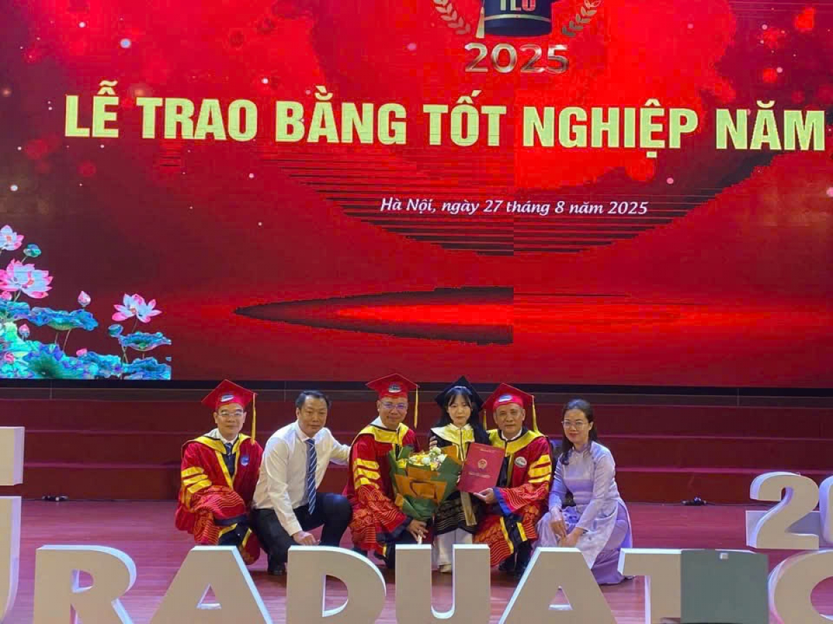 Tân cử nhân Nguyễn Thị Phương (Thứ ba từ trái sang) bên cạnh các thầy cô giáo, lãnh đạo trường ĐH Thủy Lợi trong ngày nhận bằng tốt nghiệp (Ảnh: TLU)