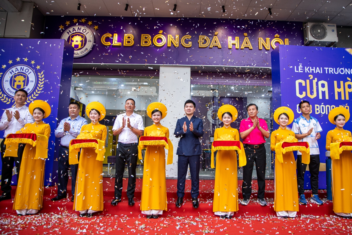 Khai trương cửa hàng phân phối chính hãng các vật phẩm lưu niệm của CLB (ảnh: Hà Nội FC)