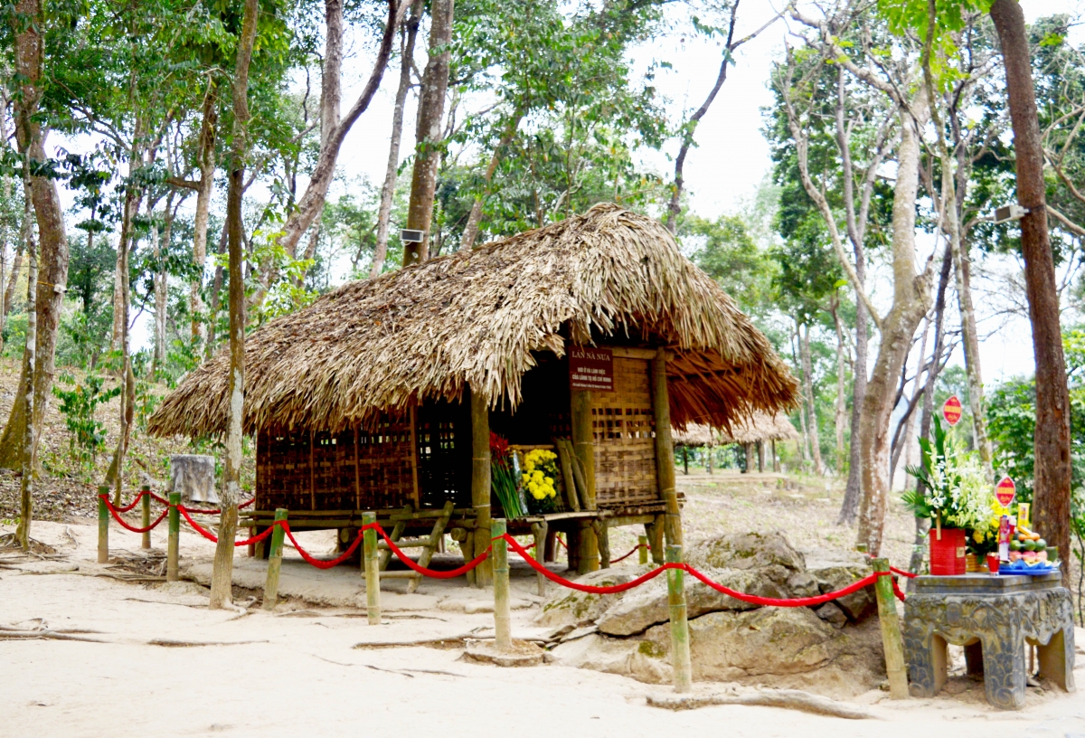 Lán Nà Nưa nằm dưới tán rừng Tân Trào (Sơn Dương) nơi Bác Hồ đã ở và làm việc từ cuối tháng 5 đến cuối tháng 8/1945. (Ảnh: tuyenquang.gov.vn)