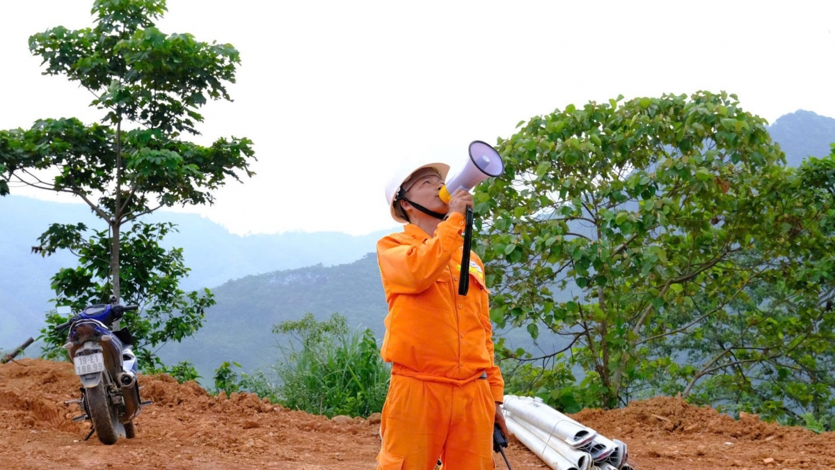 Anh Nguyễn Đình Việt chỉ huy tại vị trí cột 146