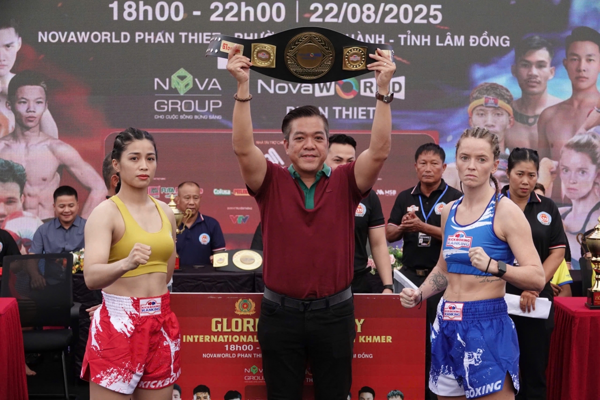 Hồng Thắm (trái) - HCV Cúp Kickboxing thế giới 2025 sẽ gặp đối thủ người Anh ở trận tranh đai vô địch hạng 61kg nữ (ảnh: BTC)