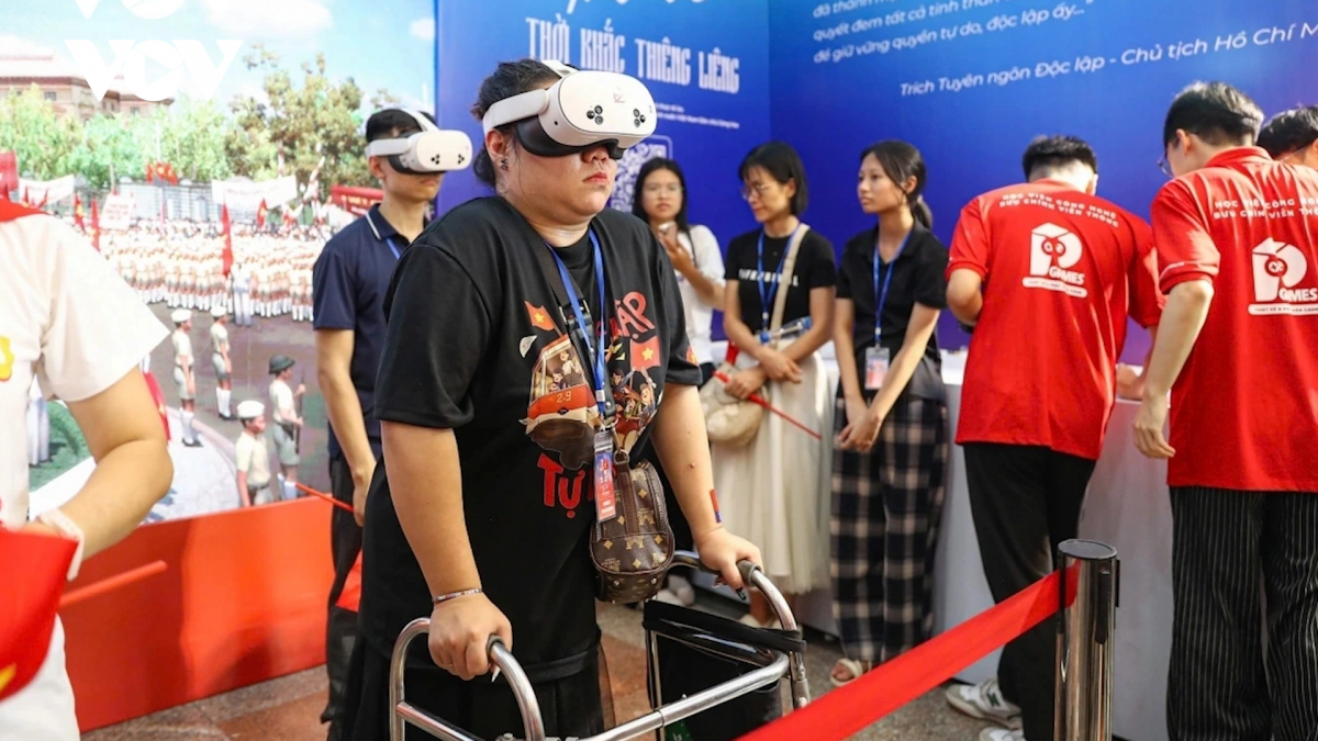 Người dân trải nghiệm "Trở về thời khắc thiêng liêng"