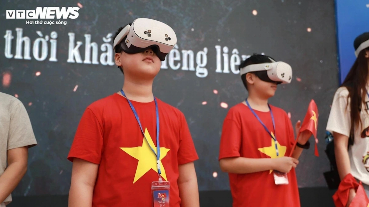 Những khán giả trẻ trải nghiệm "Trở về thời khắc thiêng liêng".