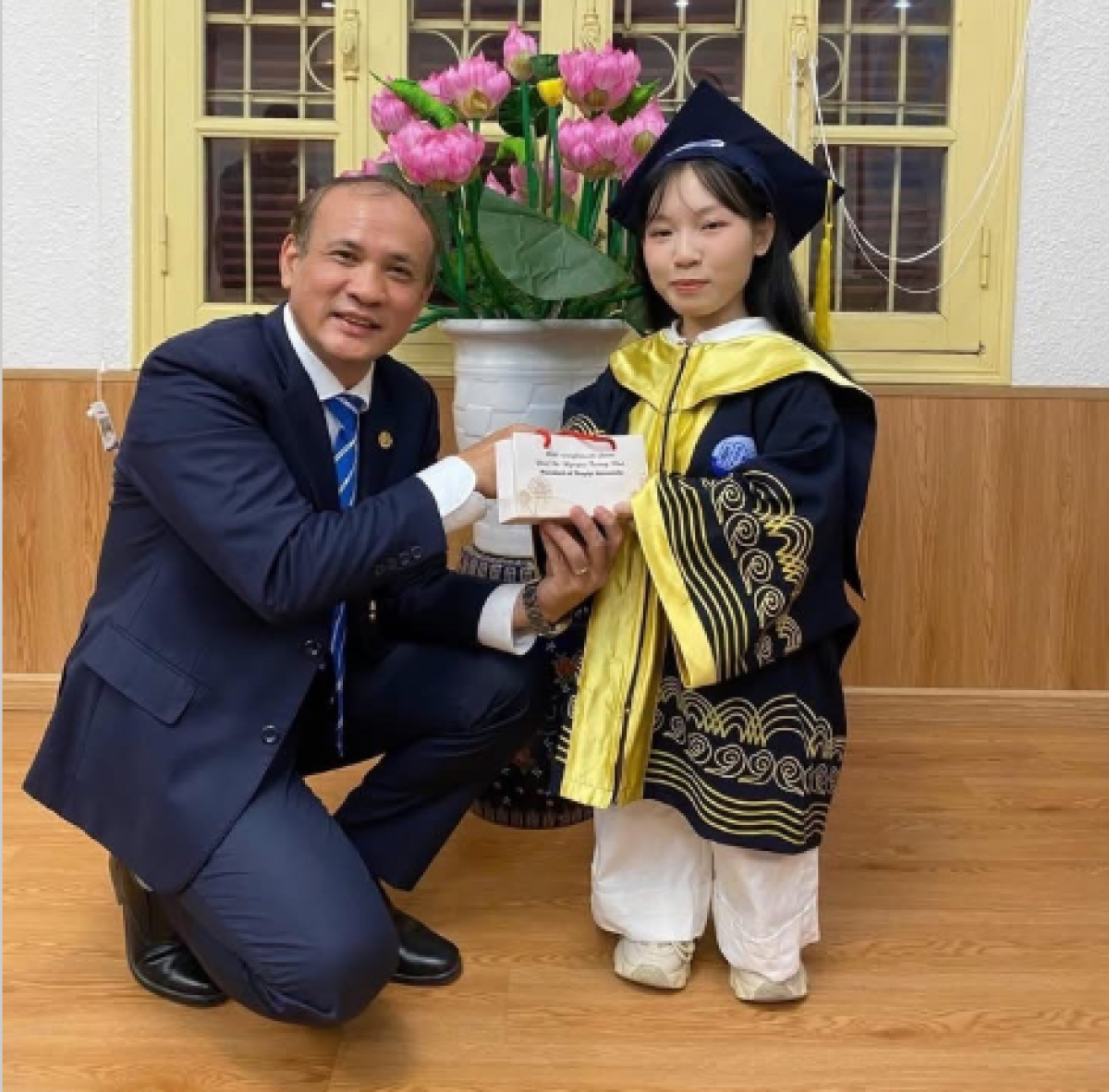 GSTS Nguyễn Trung Việt - Hiệu trưởng Trường ĐH Thủy lợi tặng hoa và quà chúc mừng tân cử nhân Nguyễn Thị Phương (Ảnh: Thu Lương)