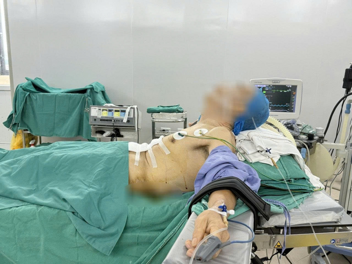 BS phẫu thuật cho bệnh nhân ở tư thế nửa nằm nửa ngồi. Ảnh: BVCC