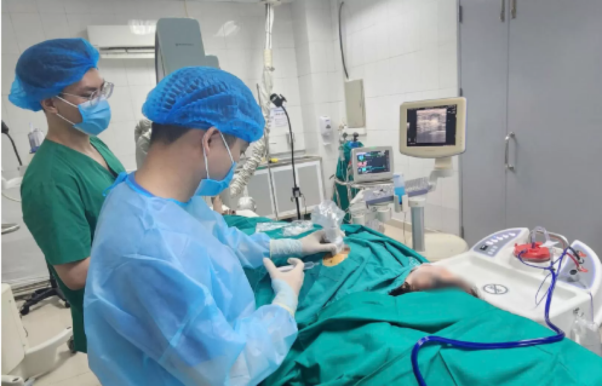 BS Bệnh viện Ung bướu Hà Nội phẫu thuật cho một bệnh nhân bị u vú. Ảnh: BVCC