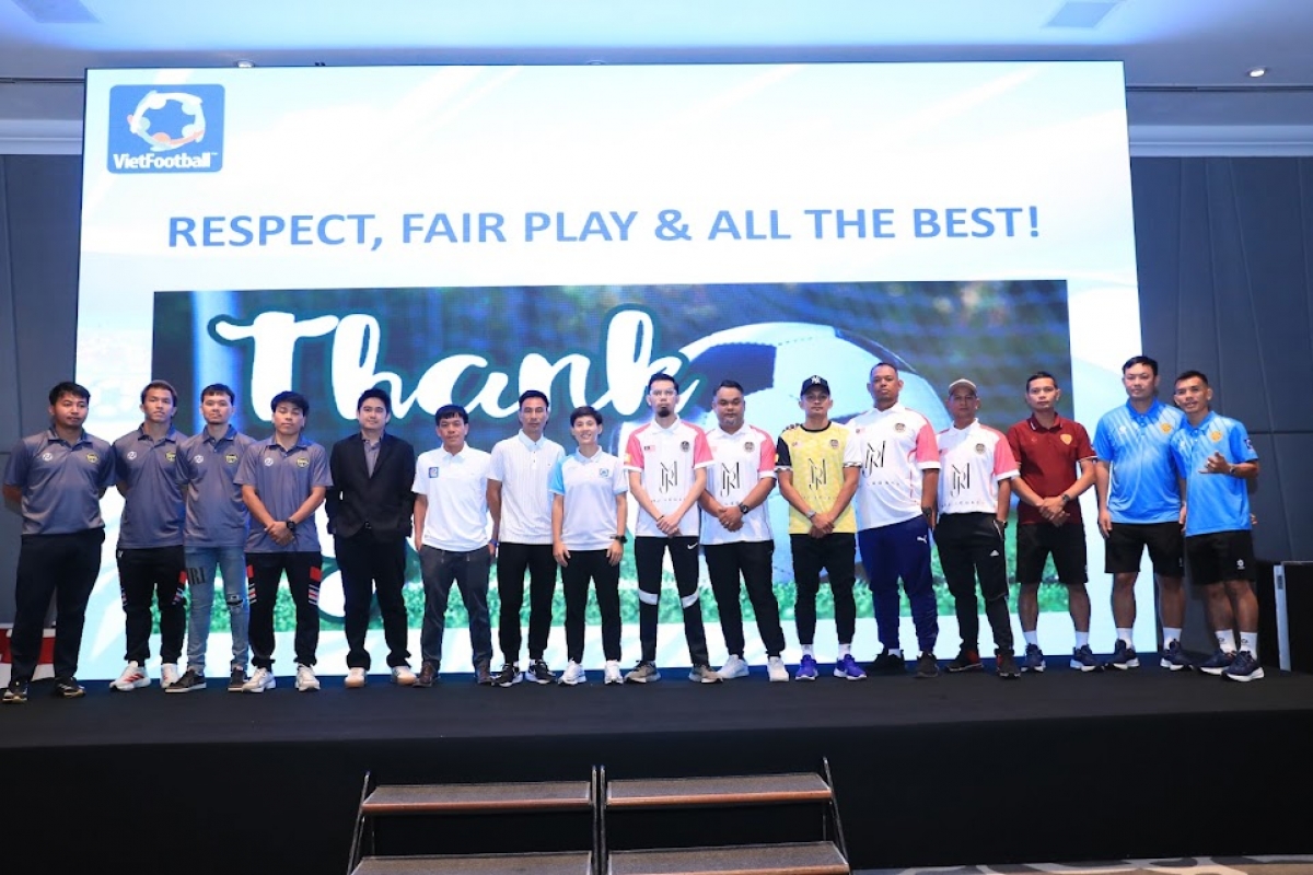 Đại diện các đội tham dự giải bóng đá 7 người quốc tế Bia Saigon Dragon Cup (ảnh: Vietfootball)