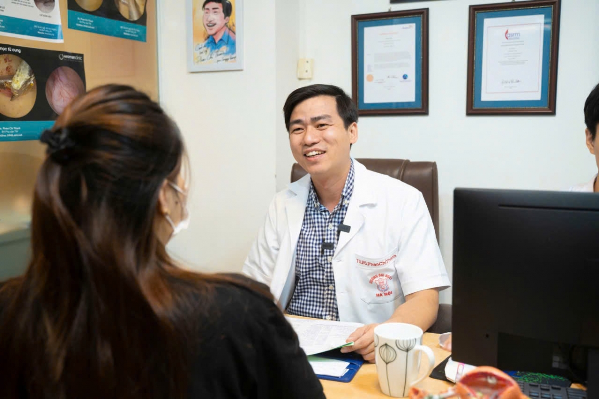 TS.BS Phan Chí Thành tư vấn cho bệnh nhân. Ảnh: NVCC