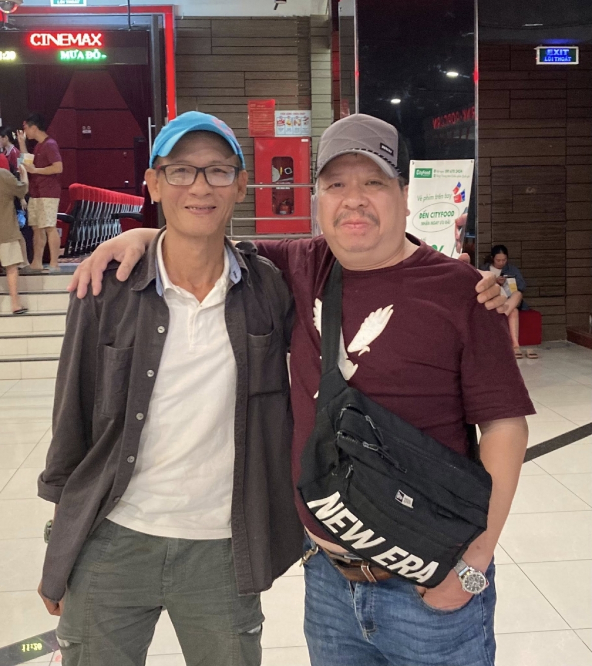 NSƯT, đạo diễn Bùi Trung Hải (phải) chụp cùng NSND Lý Thái Dũng, quay phim của phim "Mưa đỏ". Ảnh: NVCC