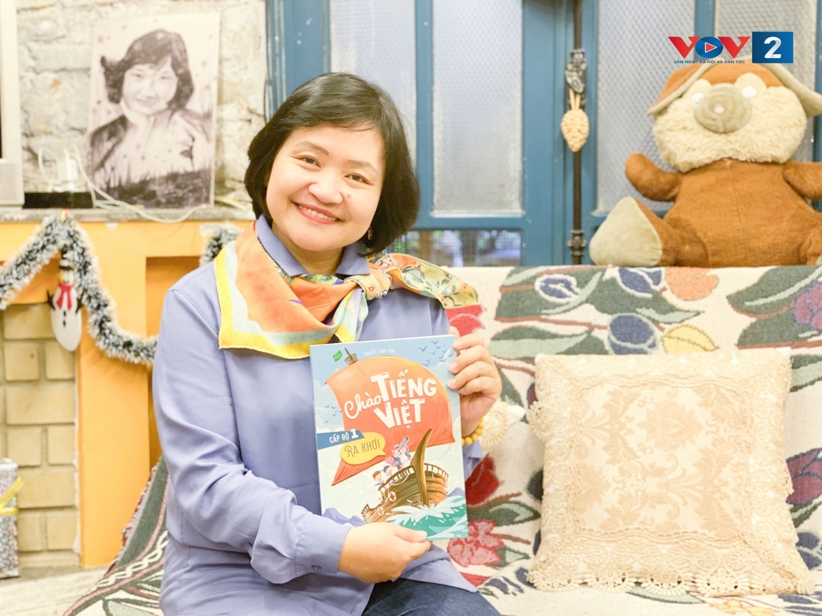 TS Giáo dục Nguyễn Thụy Anh và tập 1 "Chào tiếng Việt", bộ sách vừa được trao giải A Sách quốc gia lần thứ 6