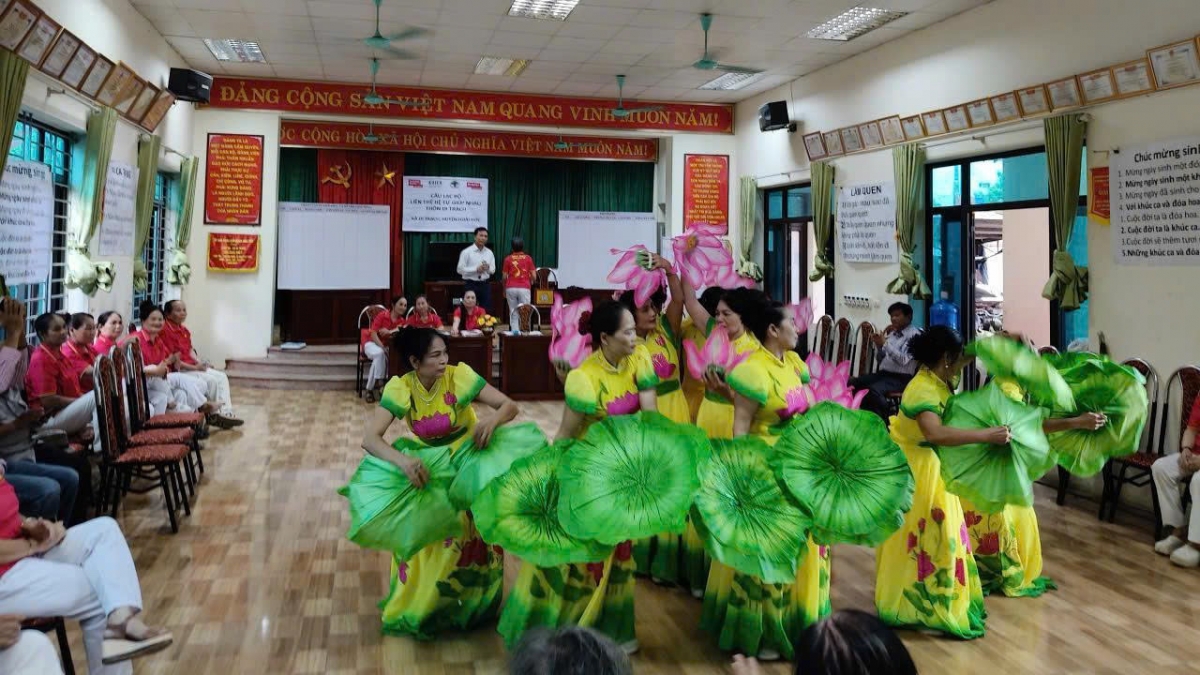 Tiết mục múa - hát của các thành viên CLB liên thế hệ thôn Di Trạch. Ảnh: Thu Hà