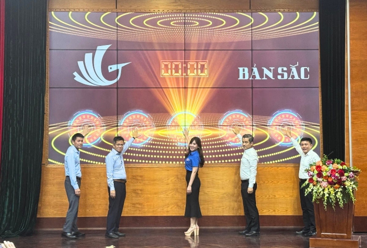 Các đại biểu nhấn nút phát động Cuộc thi "Bản sắc". Ảnh: Hồng Hạnh.