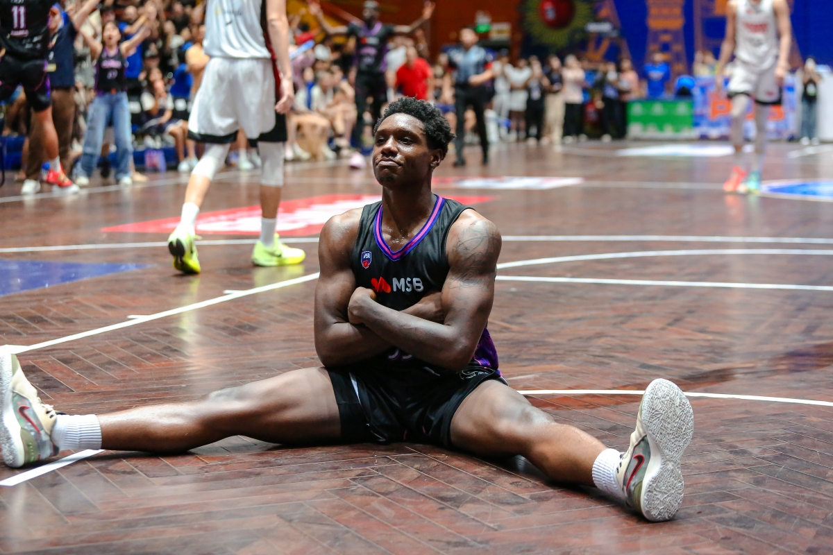DaQuan Bracey ăn mừng sau chiến thắng kịch tính của Hanoi Buffaloes trước ĐKVĐ (ảnh: VBA)