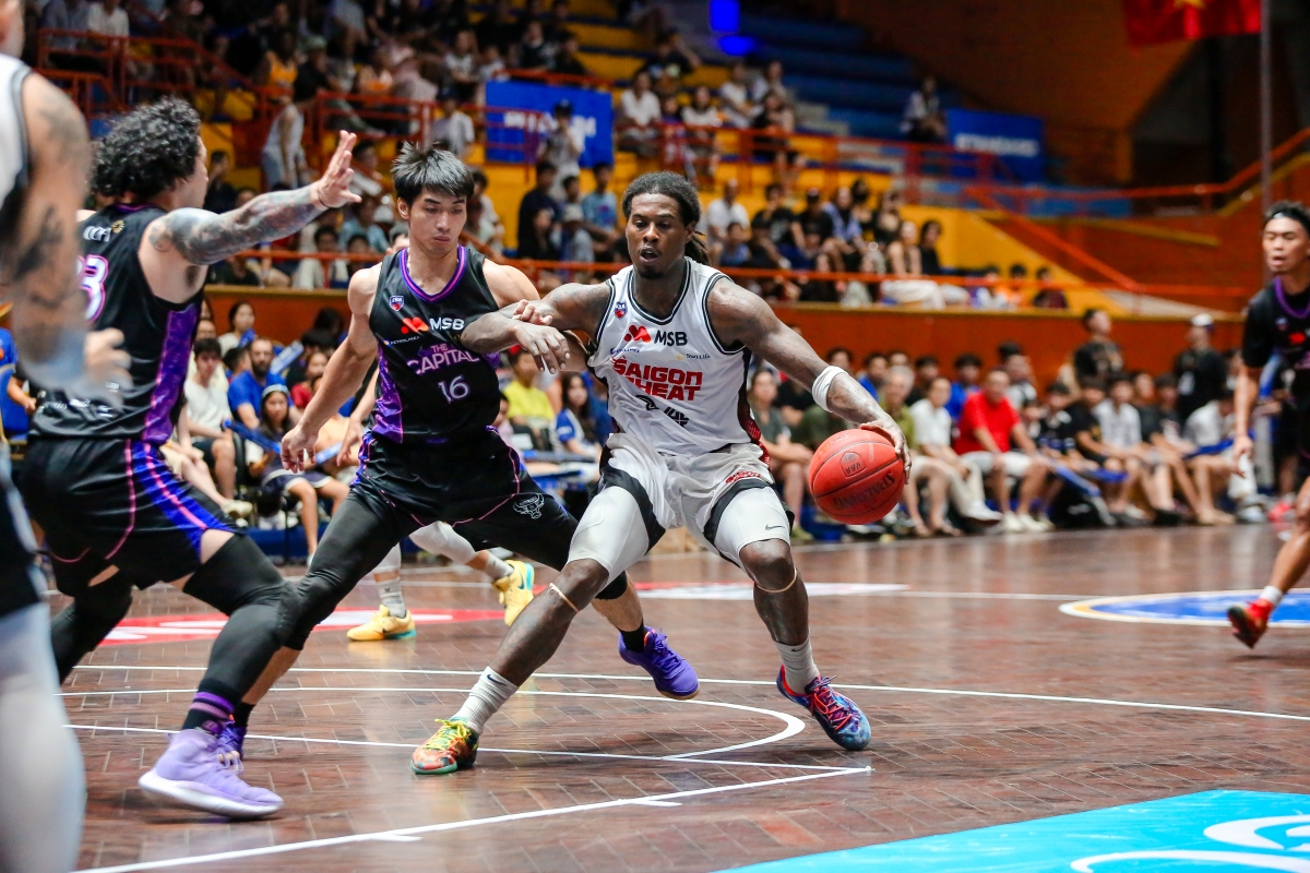 ĐKVĐ Saigon Heat (trắng) chưa thể ngăn chuỗi toàn thắng của Hanoi Buffaloes (ảnh: VBA)