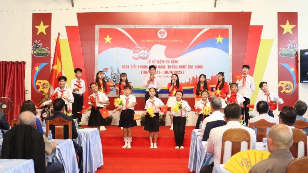 Học sinh Trường Tiểu học Hữu nghị Khmer - Việt Nam Tân Tiến biểu diễn văn nghệ
(Ảnh minh họa: Nhandan.vn)