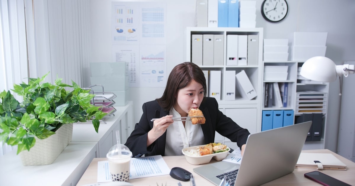Chất lượng dinh dưỡng bữa ăn tại nơi làm việc chưa được người lao động quan tâm. Ảnh: Intrernet