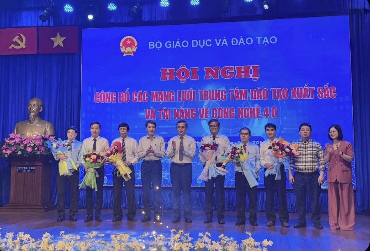 Thứ trưởng Nguyễn Văn Phúc tặng hoa chúc mừng đại diện 6 mạng lưới trung tâm đào tạo xuất sắc. Ảnh: Thùy Linh.