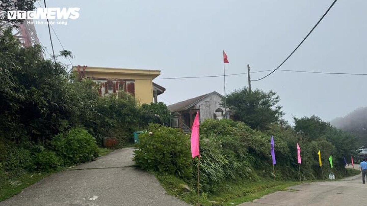 Đường lên Trạm phát sóng FM Phia Oắc.