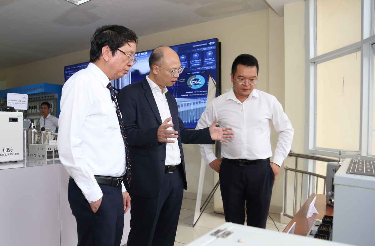 Các đại biểu tham quan triển lãm Khoa học công nghệ: Từ thí nghiệm đến thực tế, trưng bày 15 sản phẩm KHCN tiêu biểu đã ứng dụng thành công trong ngành giao thông của Việt Nam (Ảnh: Trường GTVT)