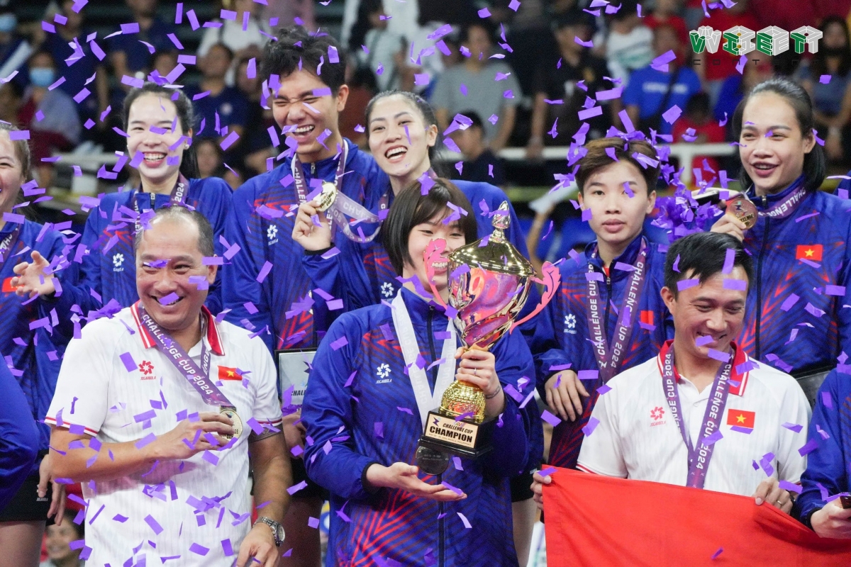 Tuyển nữ Việt Nam ăn mừng cúp vô địch tại giải AVC Challenge Cup 2024 (ảnh: VFV)