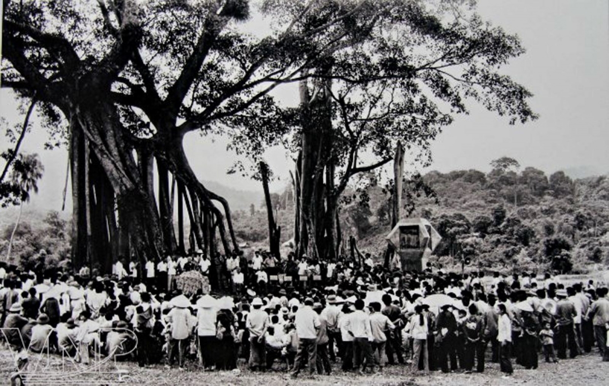 Đại hội đại biểu Quốc dân họp ở Tân Trào, huyện Sơn Dương, tỉnh Tuyên Quang
ngày 16/8/1945 nhất trí tán thành chủ trương phát động Tổng khởi nghĩa của Đảng.
Ảnh: tư liệu