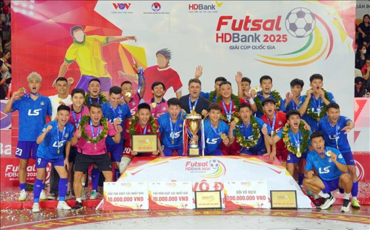 Niềm vui đăng quang ngôi vô địch cúp futsal Quốc gia lần thứ hai liên tiếp của thầy trò HLV Victor Acosta Garcia.(Ảnh: BTC)