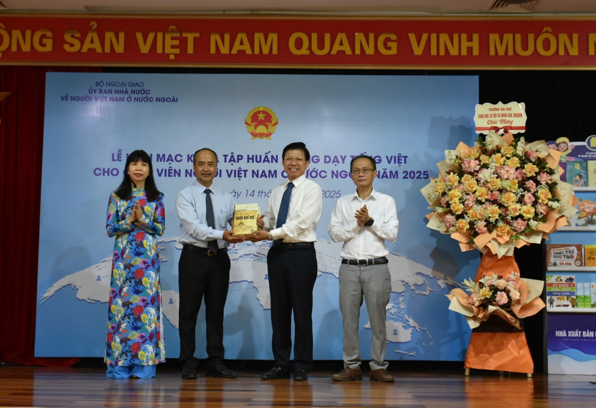 GS.TS Hoàng Anh Tuấn trao tặng Ủy ban Nhà nước về người Việt Nam ở nước ngoài bộ Từ điển Ngôn ngữ học của GS Nguyễn Thiện Giáp, để bổ sung vào tủ sách của Ủy ban, góp phần làm phong phú nguồn tư liệu tiếng Việt phục vụ cộng đồng người Việt Nam ở nước ngoài. (Ảnh: UBNVNONN)