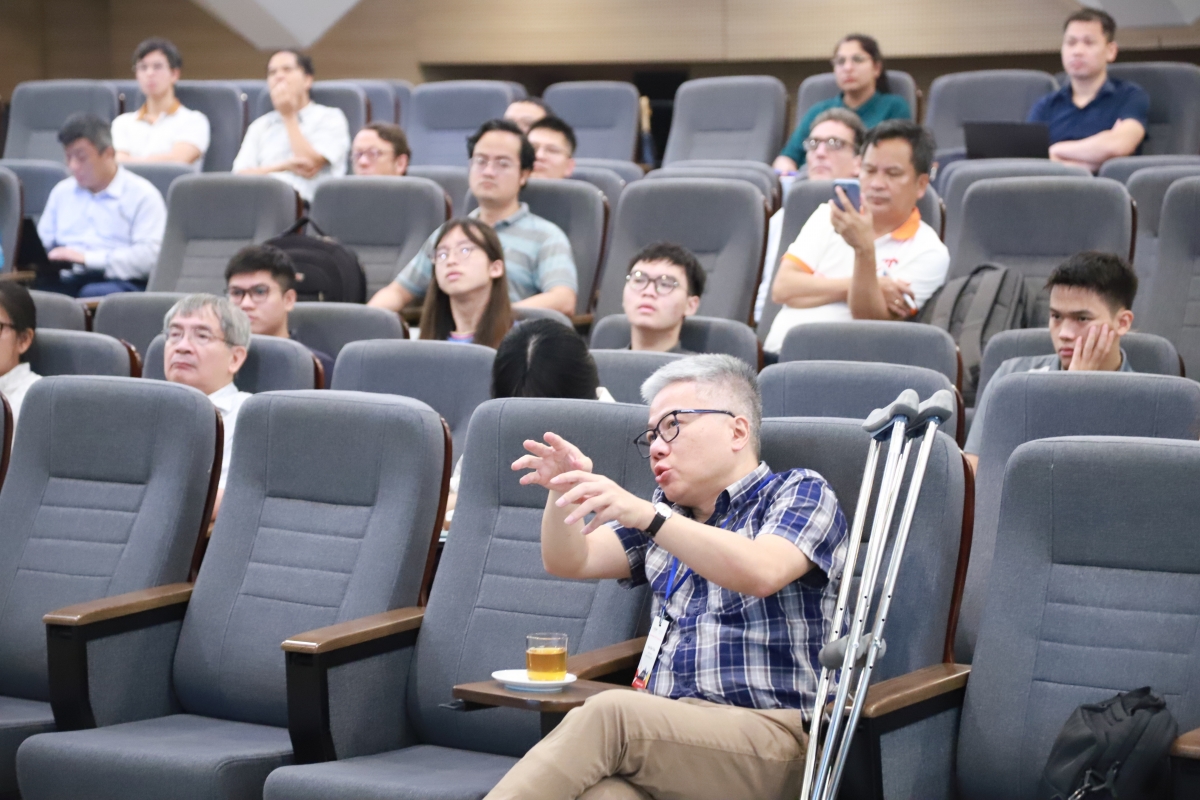 GS Ngô Bảo Châu bày tỏ ý kiến tại Hội thảo (Ảnh VIASM)