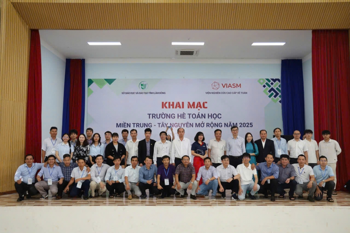 Các thầy cô giáo tham gia giảng dạy Trường hè Toán học khu vực Miền Trung và Tây Nguyên mở rộng năm 2025 (Ảnh VIASM)