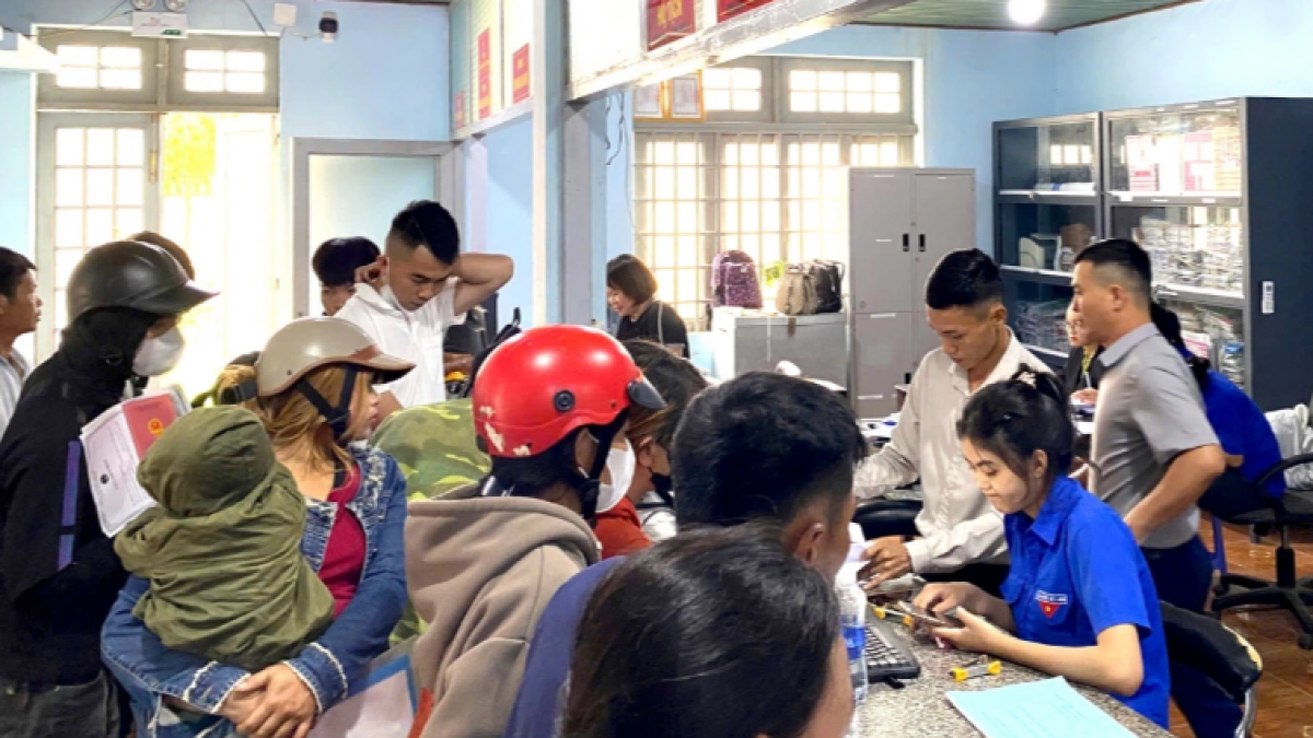 Người dân hào hứng sử dụng công nghệ (Ảnh: VOV)