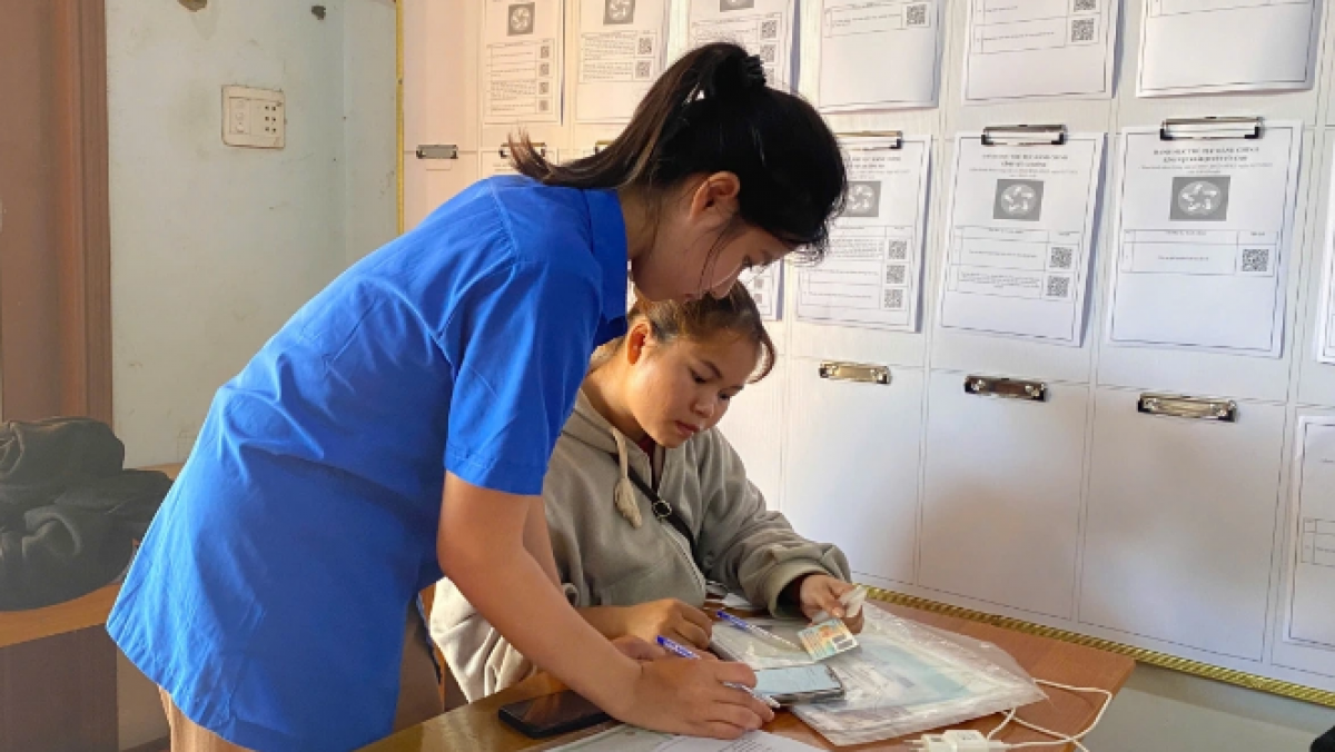 Các bạn trẻ hướng dẫn người dân sử dụng ứng dụng chuyển đổi số dùng chung (Ảnh: Nguồn VOV)