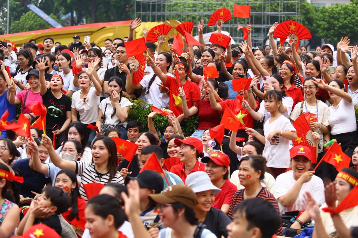 Không khí vui tươi chờ xem diễu binh, diễu hành trên các tuyến phố Thủ đô (Ảnh: Báo Chính phủ)