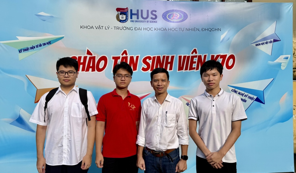 Nguyễn Thế Quân đạt 2 Huy chương Vàng Olimpic Vật lý quốc tế (ngoài cùng bên phải), Lý Bá Khôi (ngoài cùng bên trái), Trương Đức Dũng (áo đỏ) đạt Huy chương bạc Olympic vật lý quốc tế và TS Hoàng Chí Hiếu - Phó trưởng Khoa Vật lý Trường ĐH Khoa học Tự nhiên - ĐHQG HN
(Ảnh : Thu Lương )