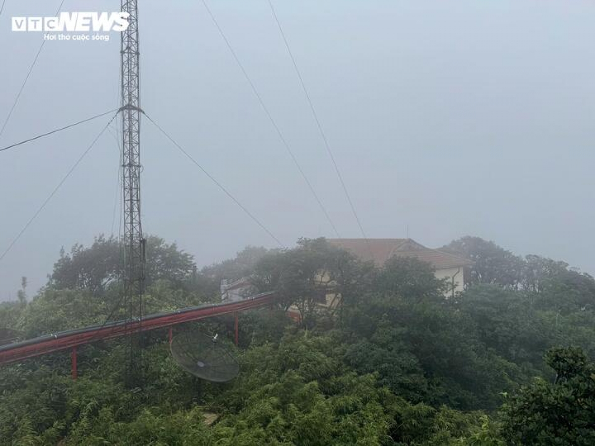 Trạm phát sóng nằm trên đỉnh Phia Oắc có hệ thống thiết bị điện tử cùng cột phát sóng hơn 70m.