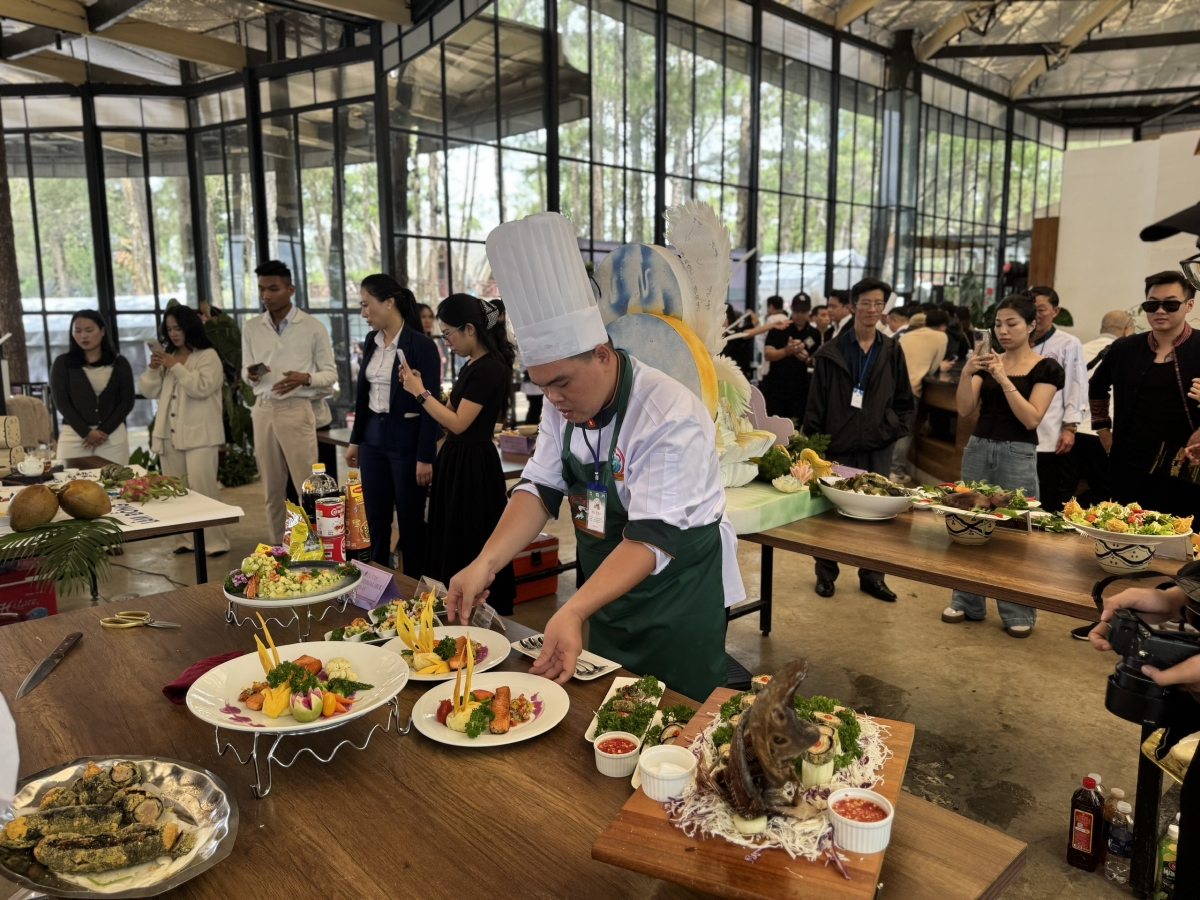 Trình bày món ăn dự thi. Ảnh: LCH Đầu bếp VN