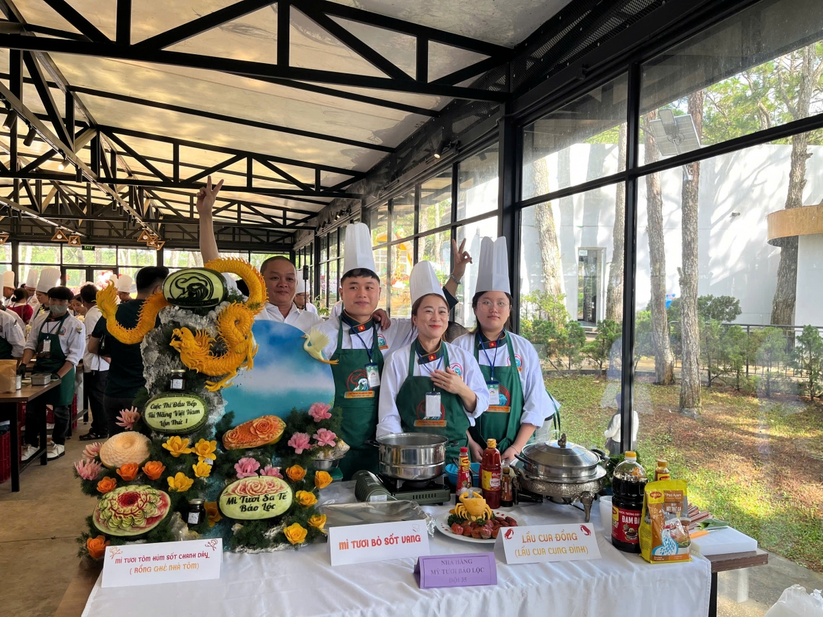 Đội Nhà hàng mì tươi Bảo Lộc tham dự thi Hội thi Đầu bếp Tài năng Việt Nam lần thứ I – 2025. Ảnh: LCH Đầu bếp VN