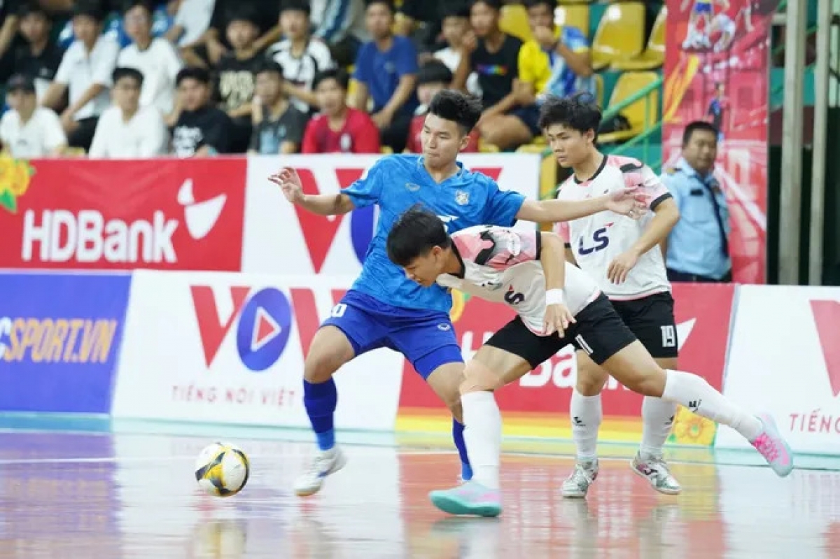 Thái Sơn Bắc (áo xanh) vượt qua Hà Nội FC để vào chung kết. ẢNH: DŨNG PHƯƠNG.