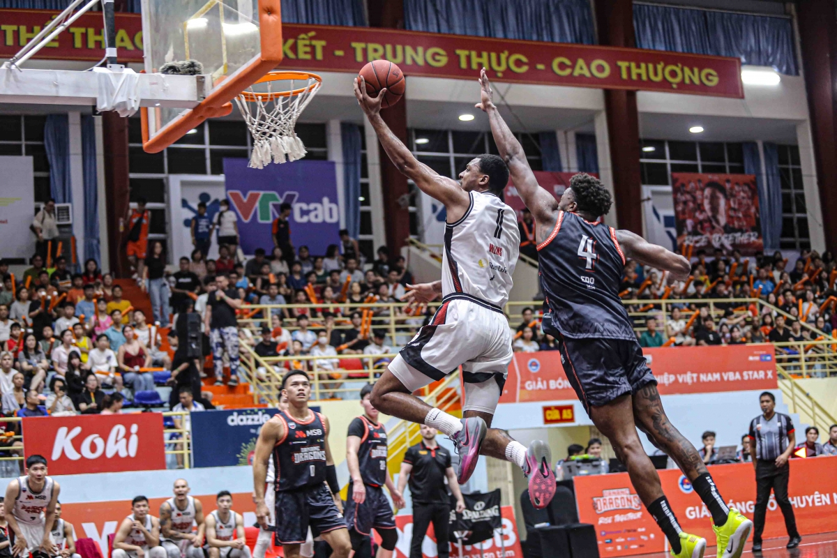 Alfred Hollins (trắng) ghi 20 điểm trong chiến thắng thứ 10 của đội nhà (ảnh: VBA)
