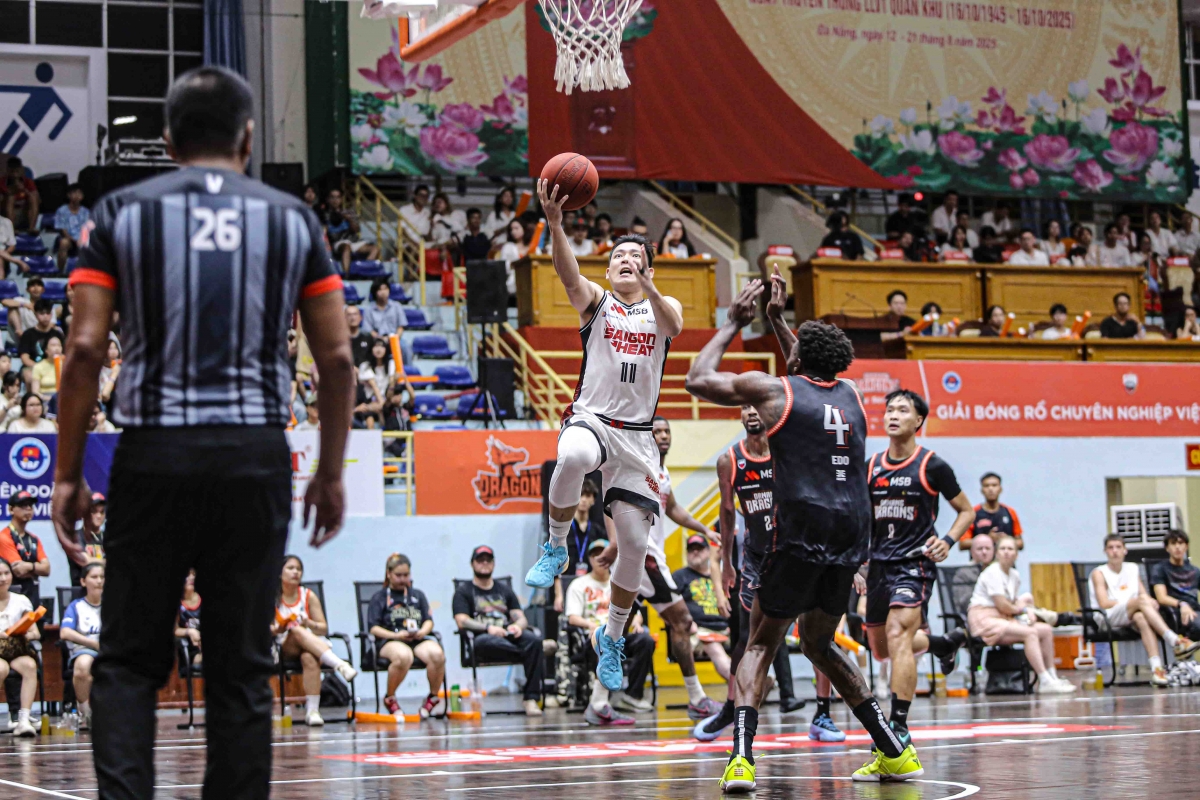 Saigon Heat (trắng) chiếm ưu thế trước Danang Dragons từ hiệp đấu đầu tiên (ảnh: VBA)