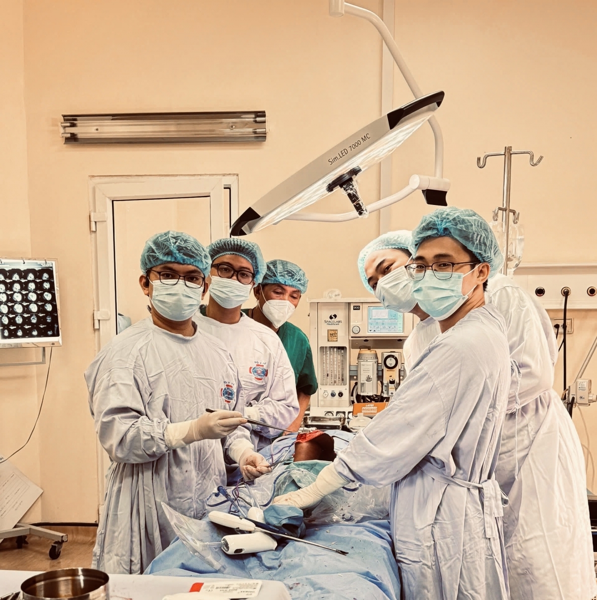 Các bác sĩ khoa Ngoại cơ xương khớp, BV K thực hiện phẫu thuật thay khớp gối cho bệnh nhân
Ảnh: BVCC