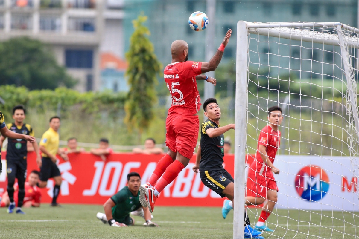 Claudecir đánh đầu ghi bàn mở tỷ số cho đội chủ nhà (ảnh: Vietfootball)