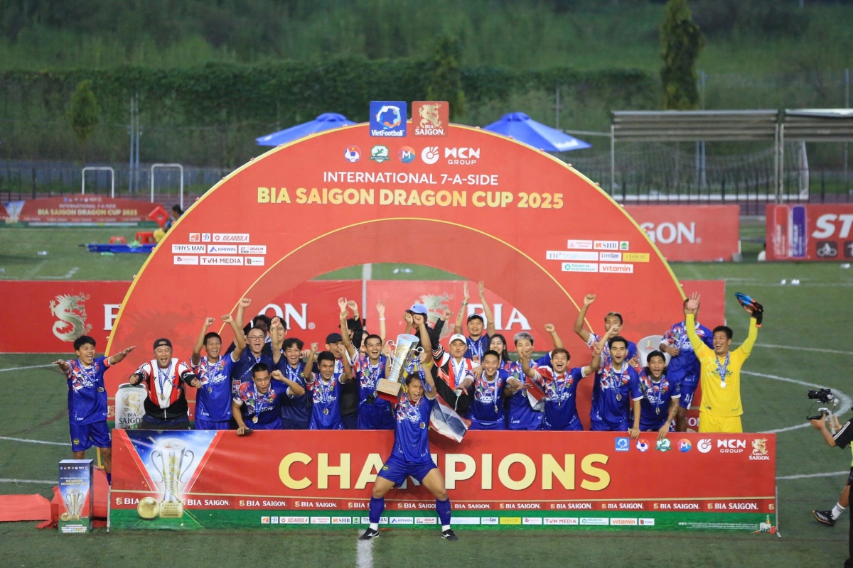 Các cầu thủ Thái Lan nhận cúp vô địch giải 7 người quốc tế 2025 (ảnh: Vietfootball)
