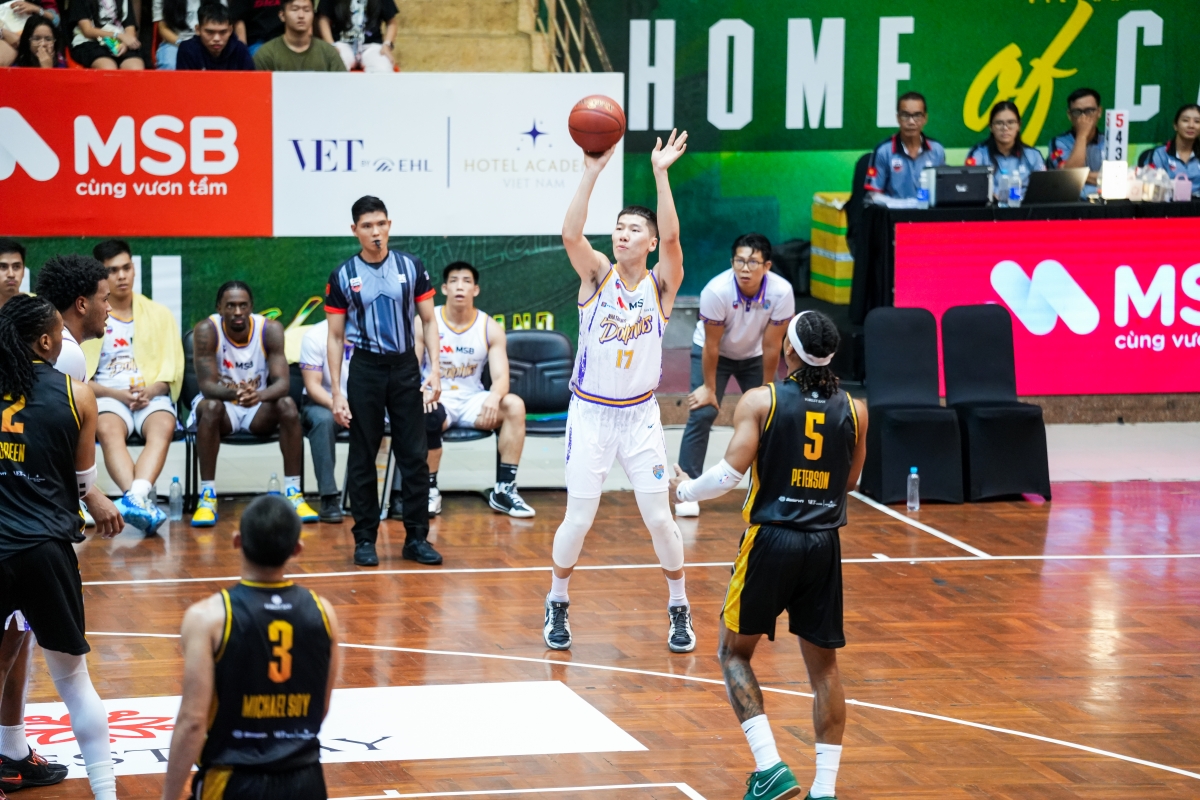 Nha Trang Dolphins (trắng) cất nhiều trụ cột để dành sức cho vòng playoffs (ảnh: VBA)