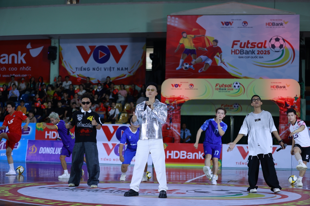 Nhạc sĩ, ca sĩ Hoàng Bách trình diễn ca khúc độc quyền dành riêng cho hệ thống giải Futsal HDBank do VOV
tổ chức (ảnh BTC)