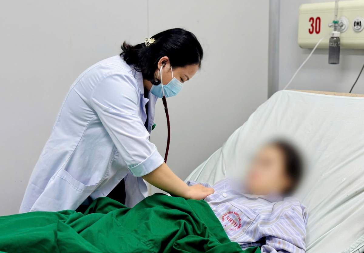 Bác sĩ theo dõi tình trạng thai phụ (Ảnh: BVCC)